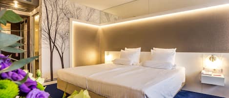 Luxury-Zimmer, Nichtraucher | 1 Schlafzimmer, Select-Comfort-Betten, Minibar, Schreibtisch