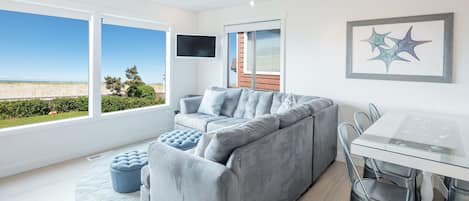 Televisión, chimenea, reproductor de DVD