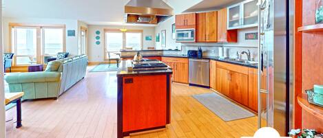 Frigorífico, microondas, horno y placa de cocina