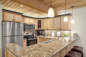 ثلاجة، ميكروويف، فرن، موقد طهي مسطح