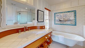 Ensemble douche/baignoire, sèche-cheveux, serviettes fournies, savon