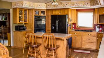 Jääkaappi, mikroaaltouuni, uuni, liesi