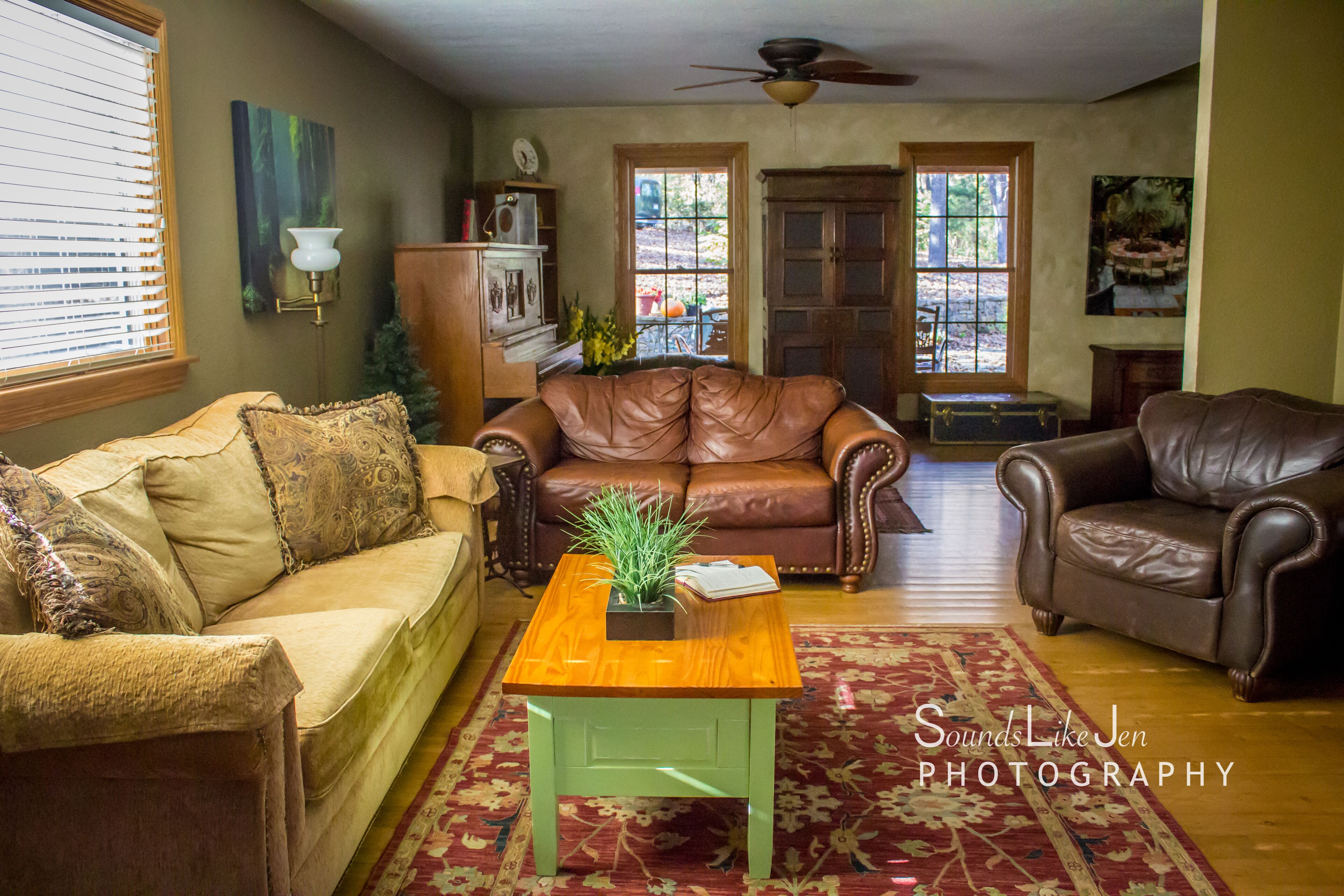 Televisio, takka, DVD-soitin, pöytätennispöytä