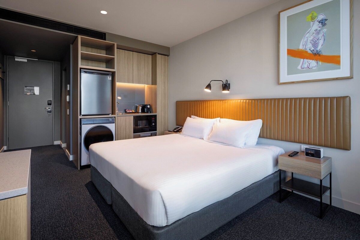 Studio, 1 Double Bed | In-room safe, iron/ironing board, WiFi (free), bed sheets