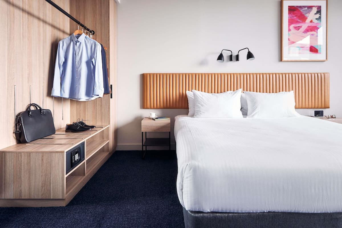 Tabla de planchar con plancha, wifi gratis y ropa de cama
