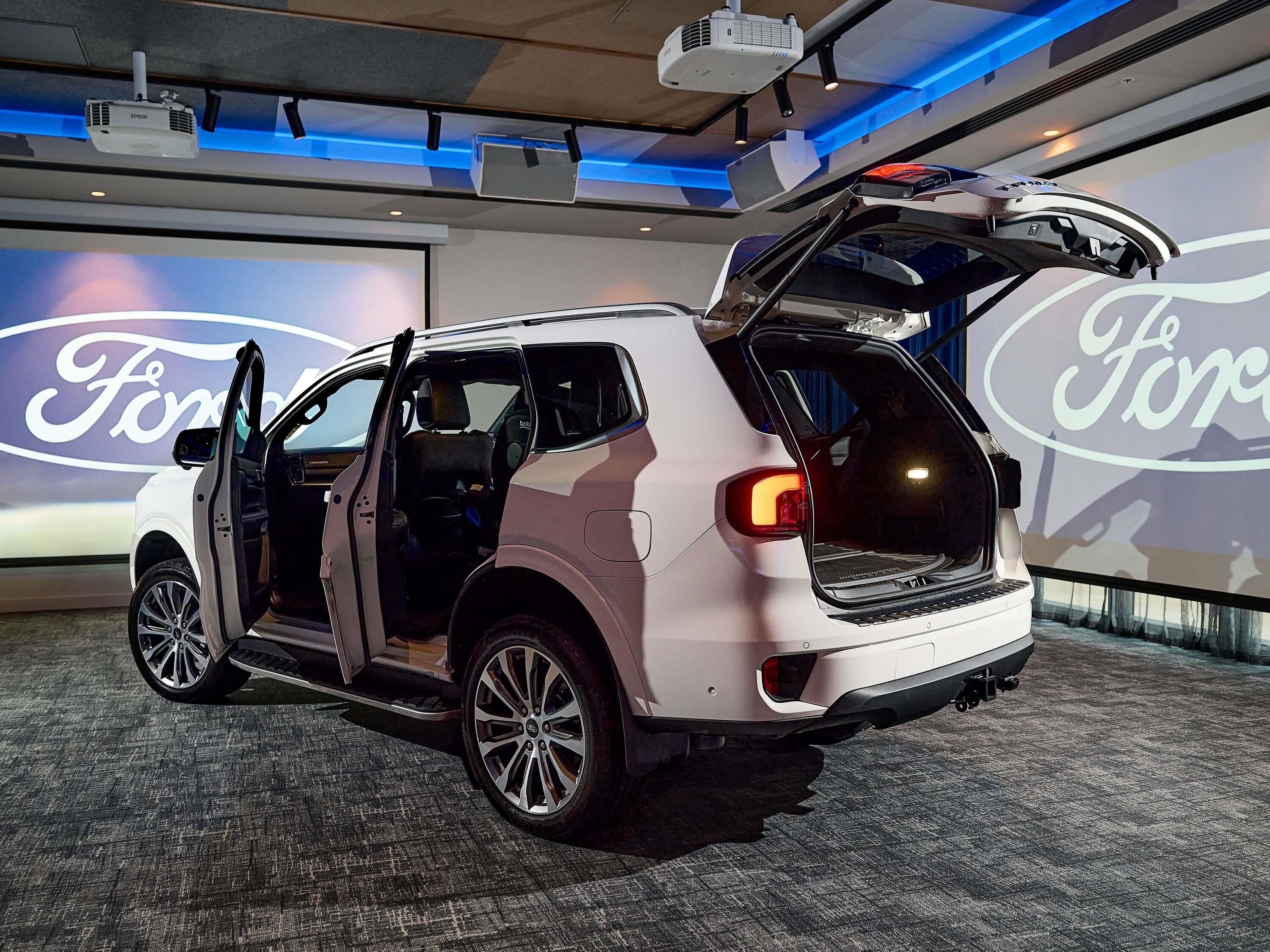 Ein weißer SUV, dessen Heckklappe geöffnet den Innenraum zeigt.