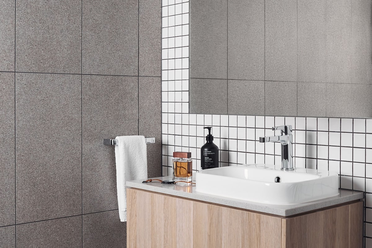Regadera, amenidades de baño gratuitas, secadora de cabello, toallas