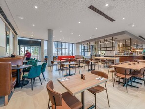 Melayani sarapan, makan siang, dan makan malam