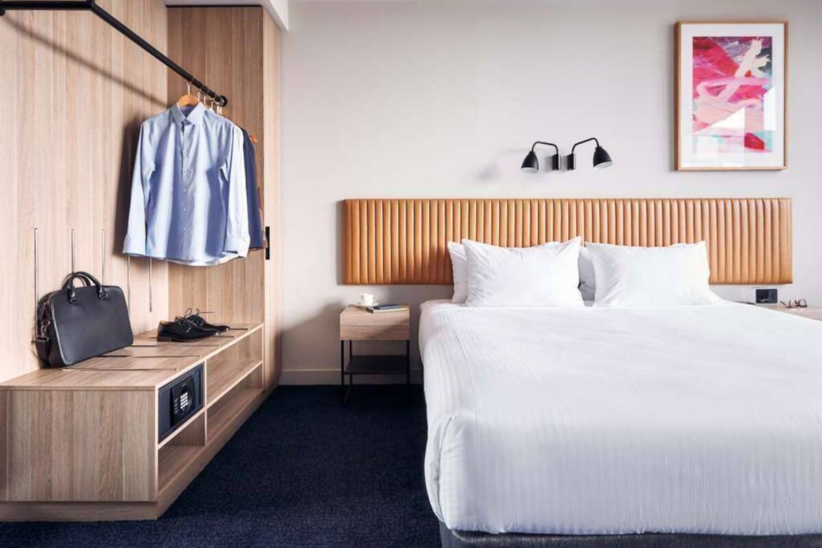 Tabla de planchar con plancha, wifi gratis y ropa de cama