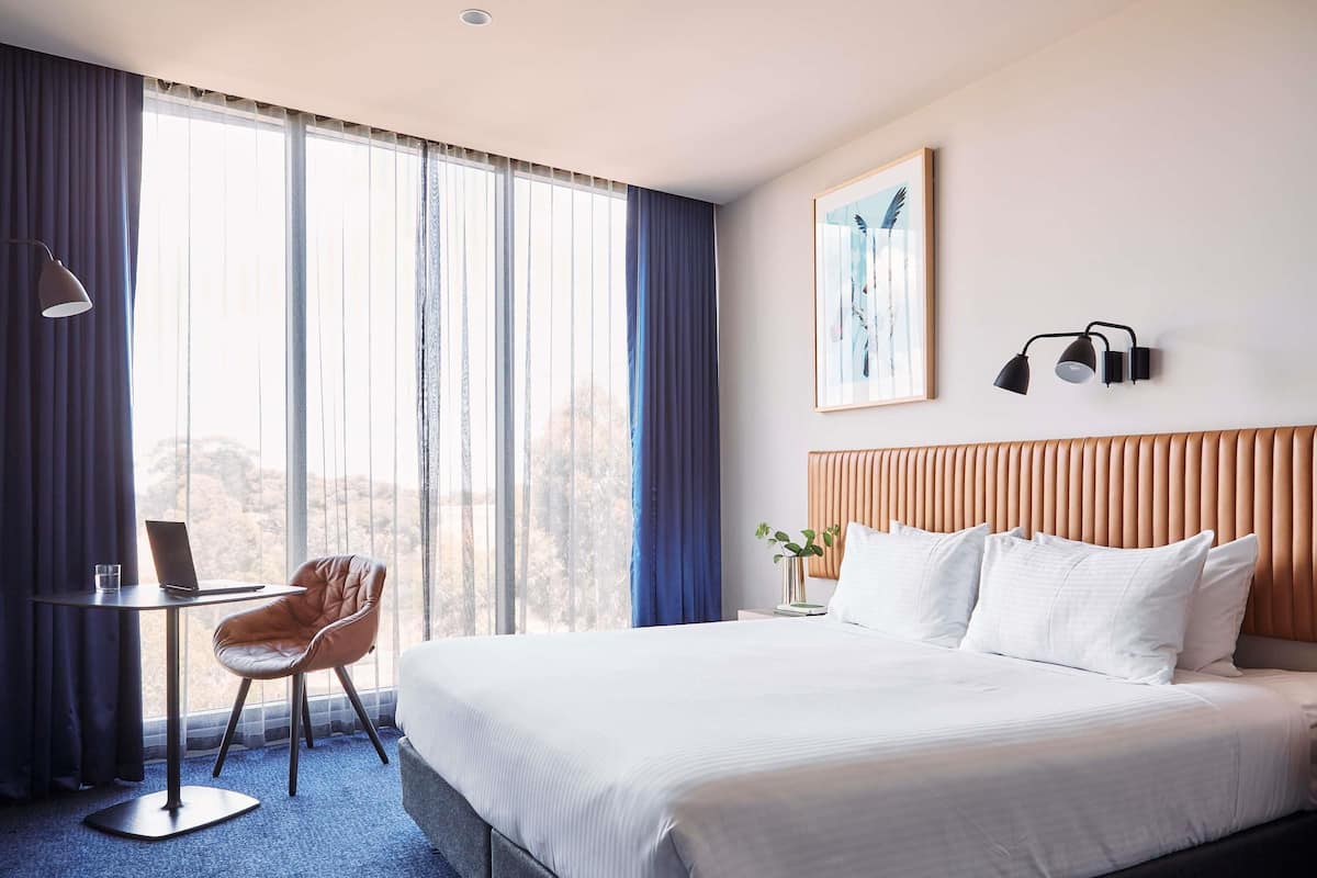 Tabla de planchar con plancha, wifi gratis y ropa de cama