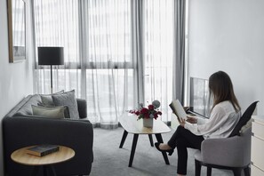 尊荣客房, 2 间卧室 | 办公桌、笔记本电脑工作区、隔音、熨斗/熨衣板