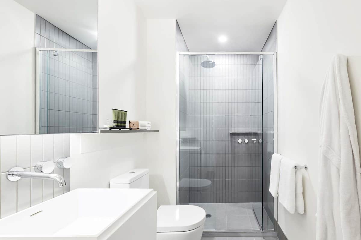 1 soveværelse, skrivebord, arbejdsområde til bærbare computere