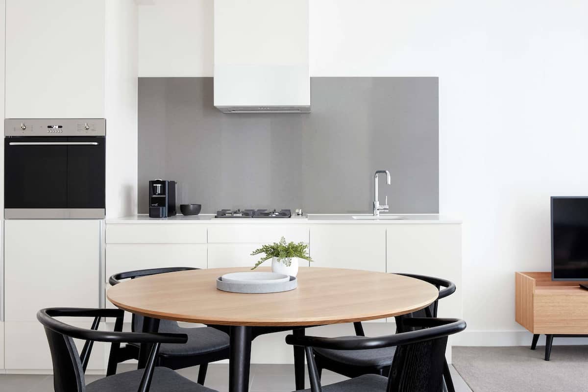 1 habitación, escritorio y espacio para trabajar con laptop