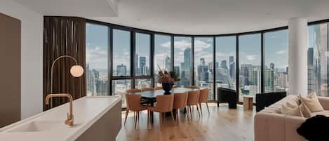 デスク、ノートパソコン用作業スペース、防音設備、アイロン / アイロン台