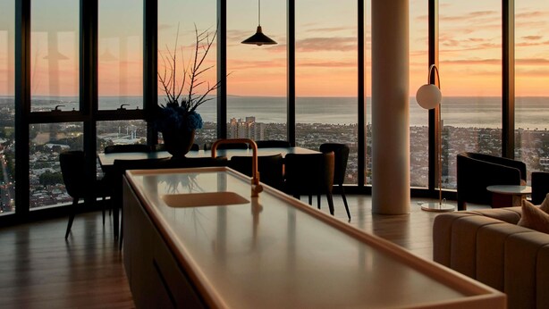 Un interno moderno con ampie finestre, un'area da pranzo e vista sulla città.