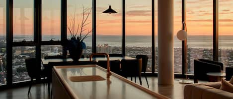 Una scrivania, postazione laptop, insonorizzazione, ferro/asse da stiro