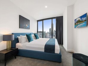 办公桌、笔记本电脑工作区、隔音、熨斗/熨衣板