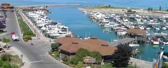 Elk Rapids Village minutes from beaches, lakes, Flint Fields & golf.
Sept open