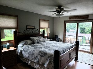 4 bedrooms, desk, iron/ironing board, WiFi - Perfect family getaway! Beautiful Lakes, beaches, Marina and golf. Best in N MI. (Elk Rapids)