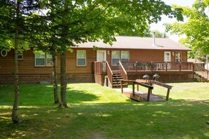 Exterior - Turtle Lake Retreat: Spacious Seven-Bedroom Home -  Your Ultimate Group Getaway! (Deerwood)