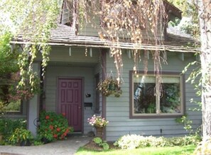 Exterior detail - Bends  Westside Kaleana's Garden Cottage (Bend)