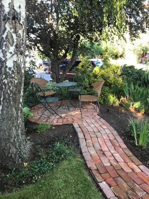 Outdoor dining - Bends  Westside Kaleana's Garden Cottage (Bend)