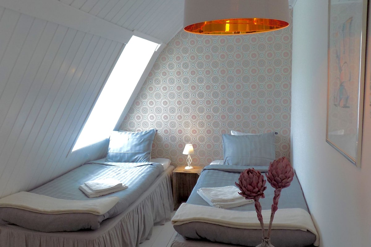 Double Room, Shared Bathroom (Barcelona) | Cribs (surcharge), rollaway beds (surcharge), WiFi (free), bed sheets