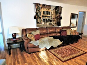 Smart TV, Netflix, DVD player, books - Family-Friendly, Pet-Friendly, 2 Minute Drive To Everything In Oakhurst (Oakhurst)