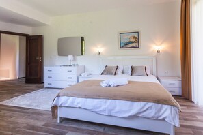 Departamento Deluxe, vista al mar | Caja de seguridad en la habitación, muebles diferentes y insonorización 