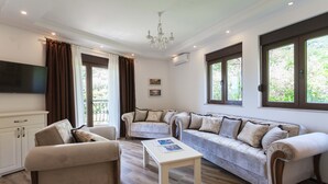 Deluxe Apartment, Sea View | Living room | Flat-screen TV - Rosmarino (Pržno)
