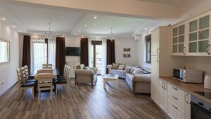 Deluxe Apartment, Sea View | Living room | Flat-screen TV - Rosmarino (Pržno)