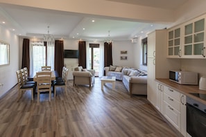 Deluxe Apartment, Sea View | Living room | Plasma TV - Rosmarino (Pržno)