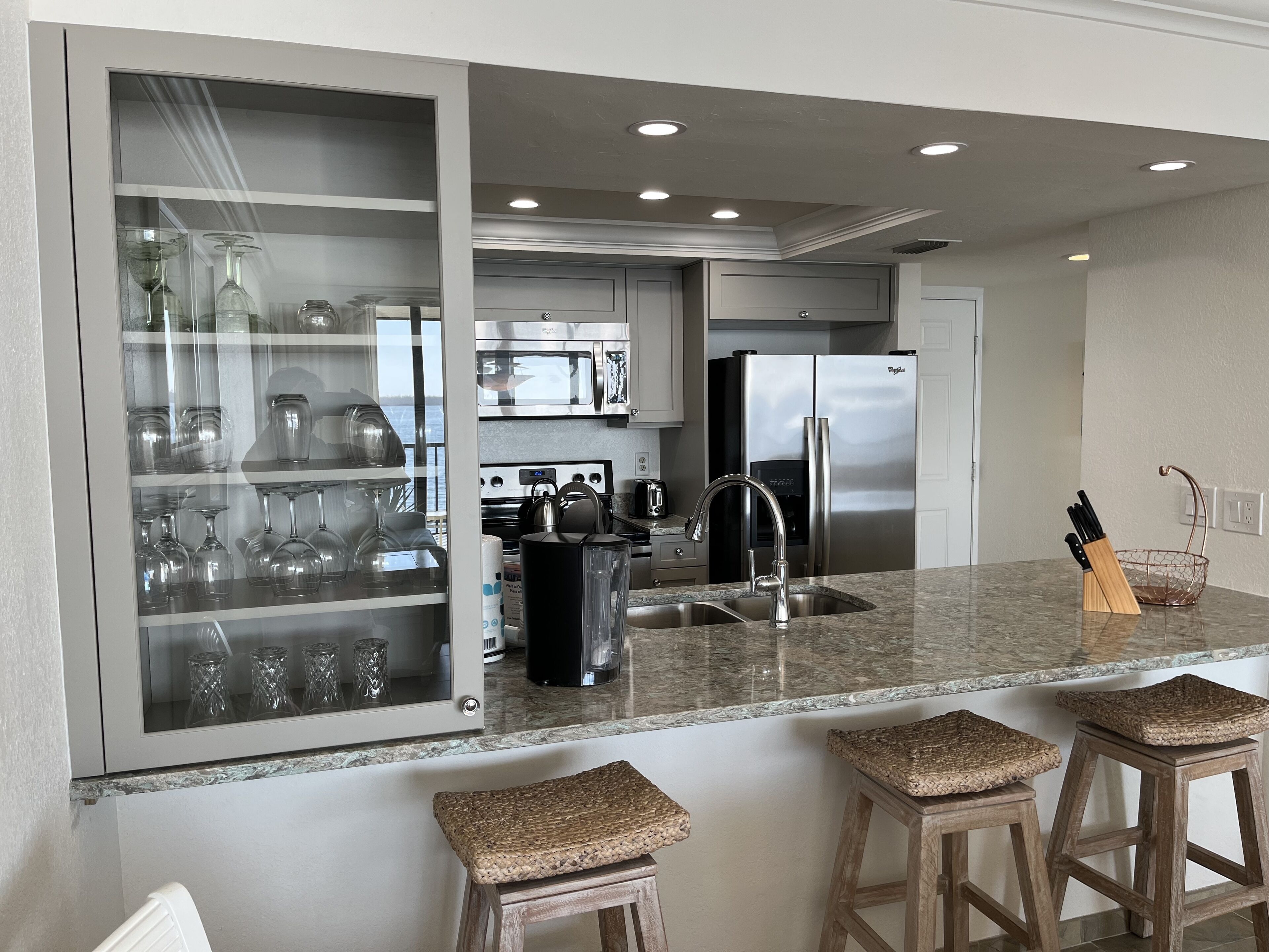 Coffee/tea maker, fridge, microwave, oven