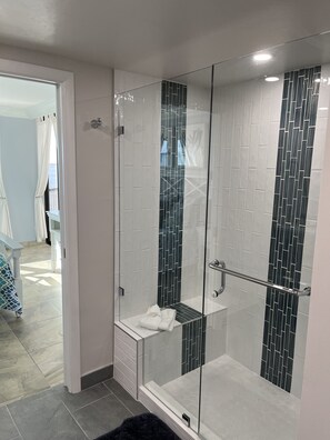 Combined shower/bathtub, hair dryer, towels, soap