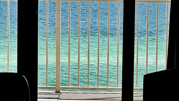 Un balcon avec vue sur l’océan.
