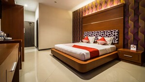 Deluxe Suite | Desk, free WiFi, bed sheets - OYO 238 Hotel Grand Darussalam Syariah (Medan)