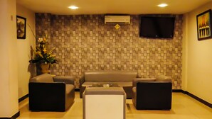 Lobby sitting area - OYO 238 Hotel Grand Darussalam Syariah (Medan)
