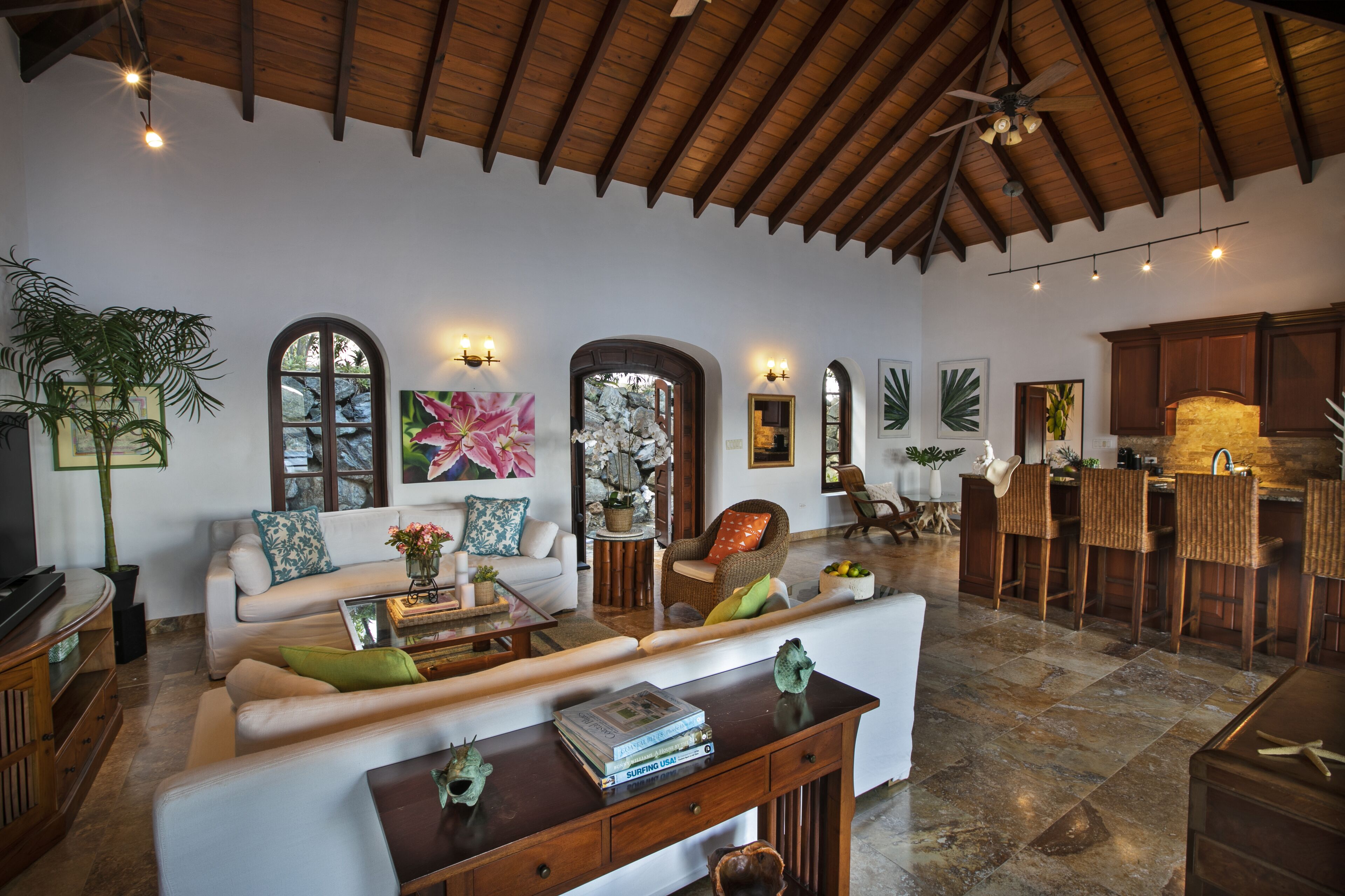 Een smart-tv, een dvd-speler, boeken en een filmbibliotheek