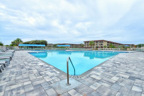 Hilton Head Get Away only steps from the beach.