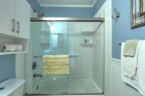 Ensemble douche/baignoire, serviettes fournies