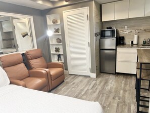 1 bedroom, iron/ironing board, free WiFi, bed sheets - Topaz Suite (North Miami Beach)