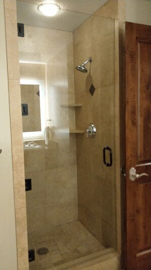 Bañera con ducha, secador de pelo, toallas, jabón
