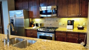 Fridge, microwave, oven, stovetop - New Sunrise Gondola at Ski-in/out Condo Sunrise Lodge in Canyons Village Jan 10 (Park City)