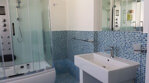 Shower, hair dryer, bidet, towels