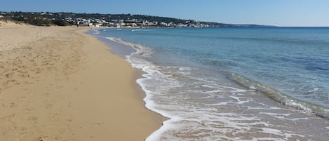 En la playa, camastros y toallas de playa