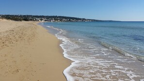 Rannalla, aurinkotuoleja, rantapyyhkeitä