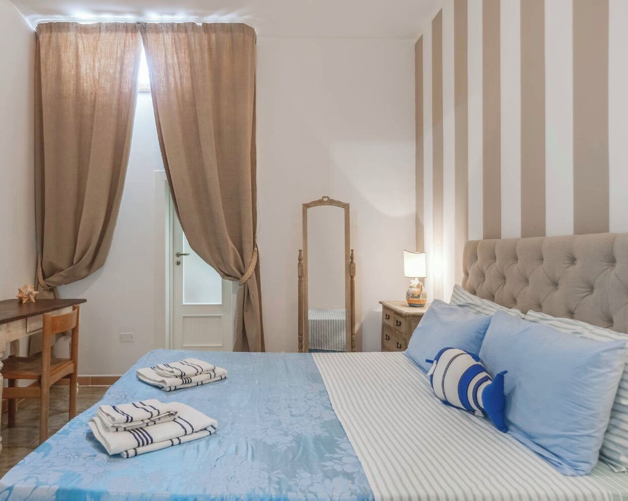 10 Schlafzimmer, Zimmersafe, Schreibtisch, Bügeleisen/Bügelbrett