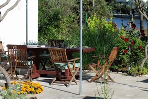 Outdoor dining - Rustic House Miketa -family- friendly holiday home for nature lovers! (Lukoran)