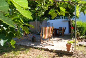Outdoor dining - Rustic House Miketa -family- friendly holiday home for nature lovers! (Lukoran)
