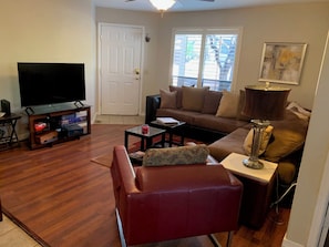 Smart-TV, Kamin, Bücher